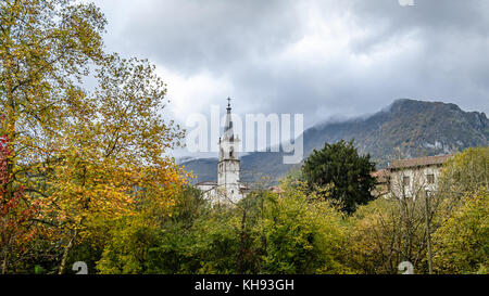 Anzeigen von Soto de Agues Dorf in Asturien, im Norden Spaniens, im Herbst Stockfoto