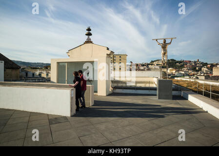 Neapel. Italien. MADRE Museo d'Arte Contemporanea Donnaregina, Museum für zeitgenössische Kunst, Dachterrasse mit der Skulptur der Mann die Messung der Wolken, durch Stockfoto