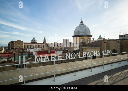 Neapel. Italien. MADRE Museo d'Arte Contemporanea Donnaregina, Museum für zeitgenössische Kunst, Dachterrasse mit Blick über den Stadtteil San Lorenzo. Il Ma Stockfoto