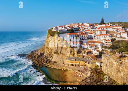 Blick auf die Stadt am Meer Azenhas do Mar. Gemeinde von Sintra, Portugal Stockfoto