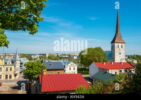 Die Dächer der Altstadt und St. Trinitatis Kirche. rakvere Estland, Europa Stockfoto