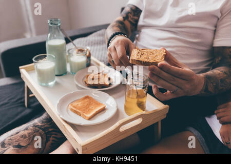 Mann, Toast mit Erdnussbutter Stockfoto