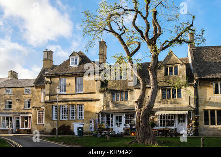 Cotswold stone Gebäude und Geschäfte im historischen Cotswolds AONB Dorf. High Street, Chipping Campden, Gloucestershire, England, Großbritannien, Großbritannien Stockfoto