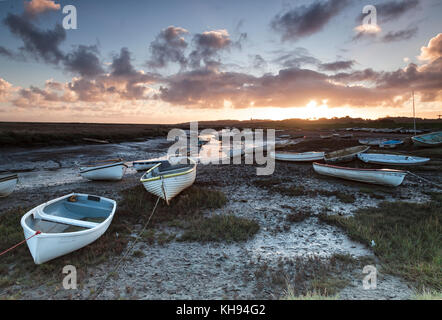 Morston Creek bei Sonnenaufgang bei Ebbe, Norfolk Stockfoto