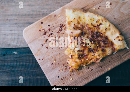 Pizza mit Käse, Ananas- und Hühnerfleisch Topping auf einem Holzbrett/Tabelle. berühmte italienische Lebensmittel Stockfoto