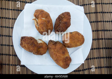 LANZAROTE, SPANIEN - 4. November 2017: Spanische Schinkenkroketten werden in einer lokalen spanischen Tapas-Bar Bodega Marcelo in Costa Teguise serviert. Stockfoto