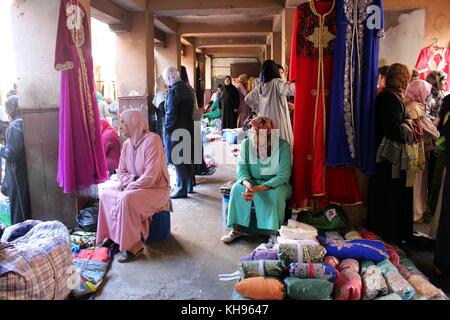 Fes, Marokko - November 2017: Traditioneller Lebensstil in der mittelalterlichen Medina von Fes in Marokko Stockfoto