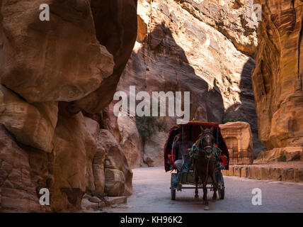 Eine bunte touristische Pferd und Wagen in der mittagshitze Schatten der Siq Schlucht, Petra, Jordanien, Naher Osten Stockfoto