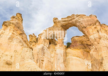 Grosvenor Arch Double Arch aus der cottonwood Canyon Road im Grand Staircase Escalante National Monument in der Nähe von Utah. Stockfoto