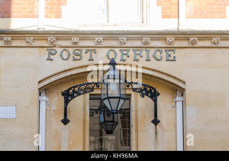 Alte Post Gebäude im alten Platz, Warwick, Warwickshire, Großbritannien mit Post Schild über Eingang und großen schwarzen Stahl Laterne Stockfoto