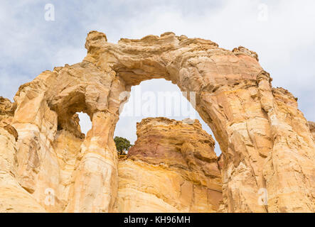 Grosvenor Arch Double Arch aus der cottonwood Canyon Road im Grand Staircase Escalante National Monument in der Nähe von Utah. Stockfoto