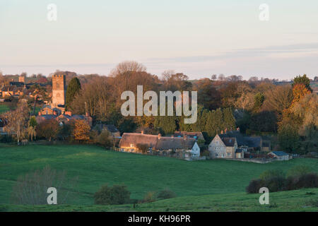 Herbst Sonnenaufgang über dem Dorf Tadmarton, Oxfordshire, UK. Stockfoto