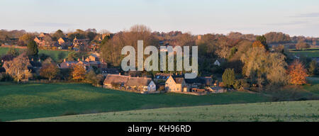 Herbst Sonnenaufgang über dem Dorf Tadmarton, Oxfordshire, UK. Panoramablick Stockfoto