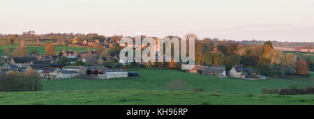 Herbst Sonnenaufgang über dem Dorf Tadmarton, Oxfordshire, UK. Panoramablick Stockfoto