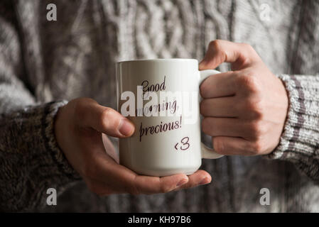 Menschliche Hände mit weißen großen Tasse Kaffee Stockfoto
