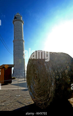 Italien. Venitie. Venise. Ile de Murano. PHARE et sculpture en verre // Italien, Venetien, Venedig, Insel Murano, Leuchtturm und Heuhaufen, Glasskulptur Stockfoto