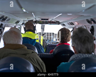 dh Loganair Islander FLUGZEUG UK in kleinen Flugzeug Passagiere Pilot Cockpit äußere Inseln Flug Innenraum schottland reisen Menschen