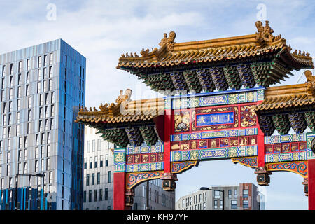 Eingang in Newcastle mit modernen Gebäude im Hintergrund zu Chinatown. Newcastle upon Tyne, England, Großbritannien Stockfoto