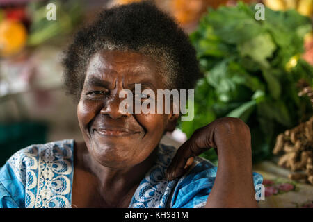 Standbesitzer hieß (pro Nah-Mai) in Port Vila Obst- und Gemüsemarkt, Vanuatu. Stockfoto