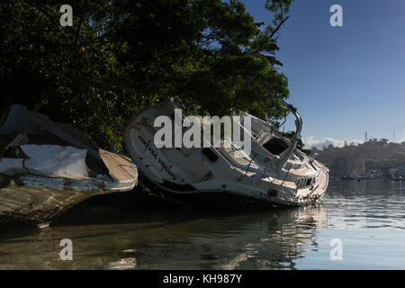 Beschädigt, zerstört und verlassen Boote im Hafen von Port Vila ein Jahr nach Zyklon Pam. (Cyclone nicht unbedingt verantwortlich für alle schiffswracks.) Vanuatu Stockfoto