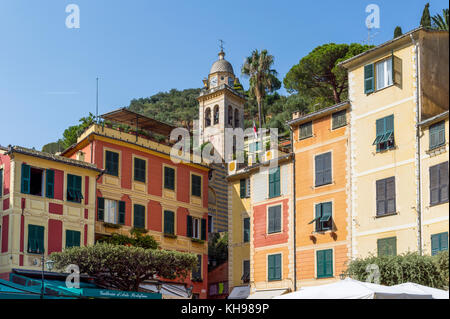 Italien. Ligurien. Golf von Tigullio, Italienische Riviera. Portofino. Bunte Fassaden des Dorfplatzes Stockfoto