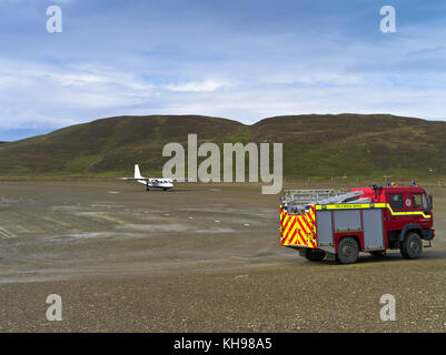 dh FAIR ISLES FLUGHAFEN FAIR ISLE Loganair Islander Aircraft Turboprop Start der Landebahn Feuerwehrmaschine Standby Flugzeug Flugplatz Flugplatz flugplatz schottland Stockfoto