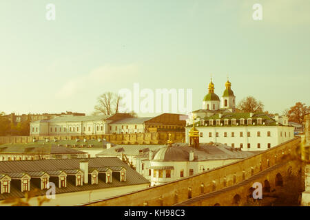 Panoramablick auf die entfernte und in der Nähe von Höhlen der alten christlichen Kloster in Kiew, Ukraine, Kiew - Pechersk Lavra. Farbe toning. Altes Foto. Stockfoto