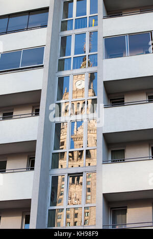 Abstrakte Reflexion der Palast der Kultur und Wissenschaft auf Apartment Gebäude in Warschau, Polen. Stockfoto