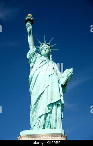 Die Freiheitsstatue aus nächster Nähe vor blauem Himmel, auch bekannt als Lady Liberty Stockfoto