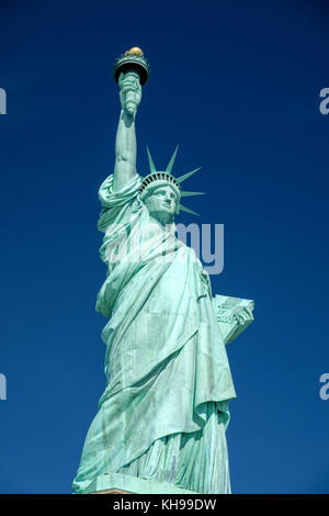 Die Freiheitsstatue aus nächster Nähe vor blauem Himmel, auch bekannt als Lady Liberty Stockfoto