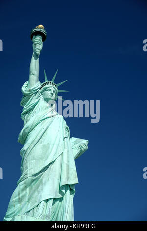 Die Freiheitsstatue aus nächster Nähe vor blauem Himmel, auch bekannt als Lady Liberty Stockfoto