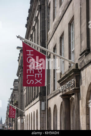 Ein Apex Hotels Flagge außerhalb des Apex Waterloo Place Hotel Waterloo Place Edinburgh, Schottland Stockfoto