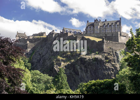 Das Edinburgh Castle, eine Festung am Castle Rock berühmt für das Edinburgh Tattoo zeigen, gesehen von West Princes Street Edinburgh Schottland Stockfoto