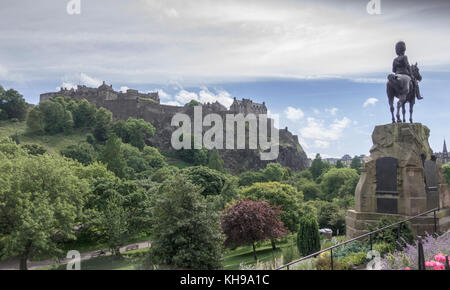 Schloss Edinburgh Castle Rock gesehen von der Princes Street Gardens Edinburgh Schottland Stockfoto