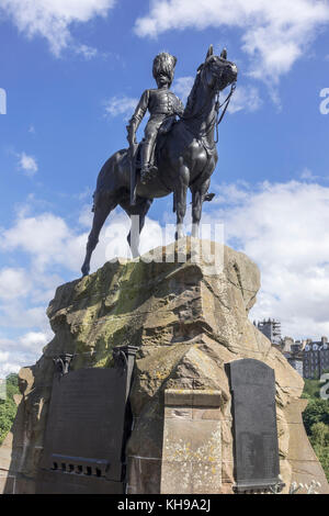 The Royal Scots Greys Monument Statue auf West Princes Street Edinburgh Schottland, ein Reitzentrum Bronze eines Royal Scots Dragoon Soldat Stockfoto