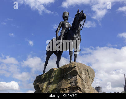 The Royal Scots Greys Monument Statue auf West Princes Street Edinburgh Schottland, ein Reitzentrum Bronze eines Royal Scots Dragoon Soldat Stockfoto