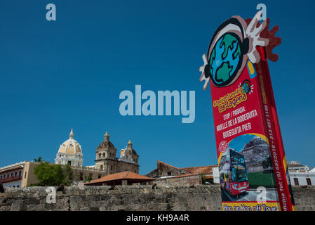 Südamerika, Kolumbien, Cartagena. Altstadt, historisches, von Mauern ummauertes Stadtzentrum, UNESCO. Blick auf die Stadtmauer von St. Peter Claver Plaza alias San Pedro Claver Stockfoto