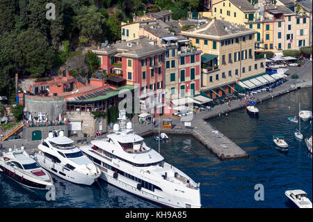 Europa. Italien. Ligurien. Golf von Tigullio. Italienische Riviera. Yachten im Hafen von Portofino Stockfoto