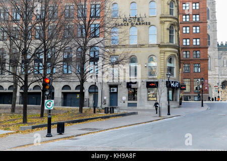 Montreal, Kanada - 12. November 2017: Menschen sind zu Fuß in den Alten Hafen in der Nähe der U-Bahnstation. Stockfoto