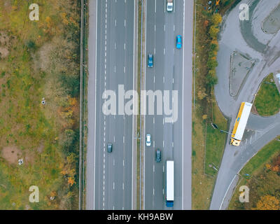 Antenne drone Ansicht einer Autobahn Straße mit Autos fahren Sie Stockfoto