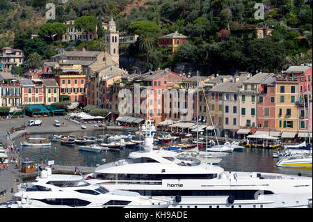 Europa. Italien. Ligurien. Golf von Tigullio. Italienische Riviera. Yacht im Hafen von Portofino Stockfoto