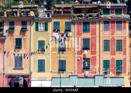 Italien. Ligurien. Golf von Tigullio, Italienische Riviera. Portofino. Häuser mit farbigen Fassaden. Stockfoto