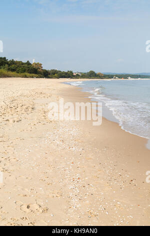 Blick auf den leeren brzezno Strand und Ostsee in Danzig, Polen, an einem sonnigen Tag im Herbst. Stockfoto