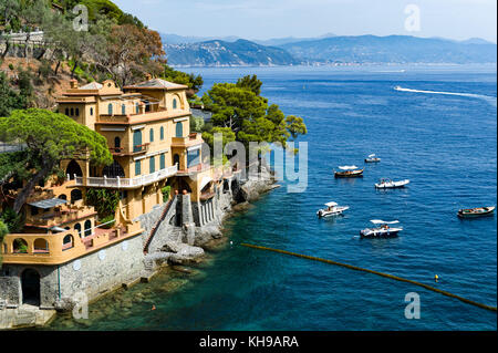 Europa. Italien. Ligurien. Golf von Tigullio, Italienische Riviera. Portofino. Die Ligurische Küste. Villa mit Blick auf das Meer Stockfoto
