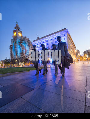 Liverpool Waterfront in der Morgendämmerung, die Beatles Statue Stockfoto