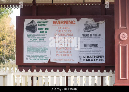 Strathspey Vintage-Eisenbahnplakate auf der Aviemore Station, Highland, Schottland, Großbritannien Stockfoto