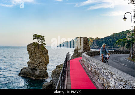 Europa. Italien. Ligurien. Golf von Tigullio, Italienische Riviera. Der rote Teppich, der Rapallo mit Portofino und dem Felsen der Cadrega verbindet Stockfoto