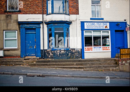 Heruntergekommen Haus und Colins Fisch Bar in Spennymoor, County Durham Stockfoto