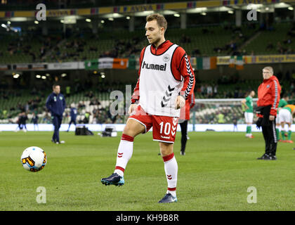 Dänemarks Christian Eriksen erwärmt sich vor dem Qualifikationsspiel der FIFA-Weltmeisterschaft 2018 im Aviva Stadium in Dublin. Stockfoto