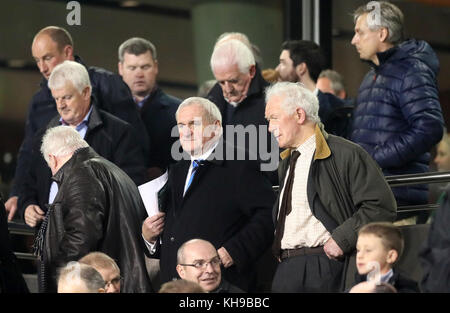 Der ehemalige irische Taoiseach Bertie Ahern (Mitte) während des Qualifikationsspiels der FIFA-Weltmeisterschaft 2018 im Aviva Stadium in Dublin. Stockfoto